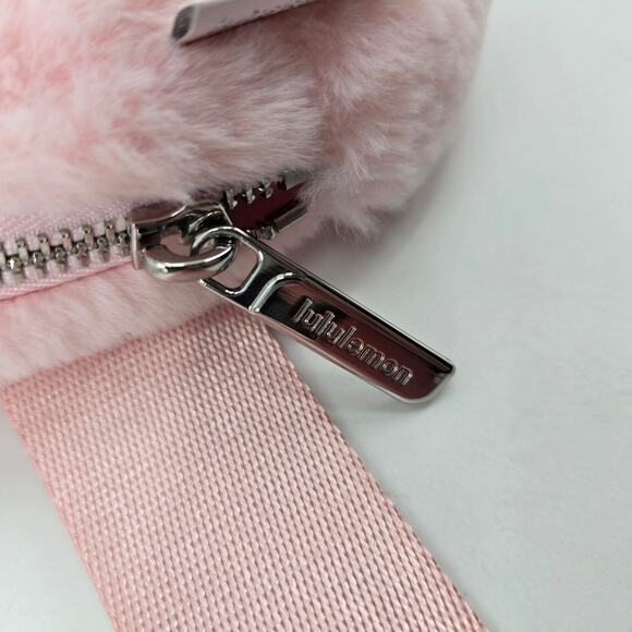 Lululemon Everywhere Belt Bag, Faux Fur / Plush Edition Strawberry Milkshake - Picture 7 of 10